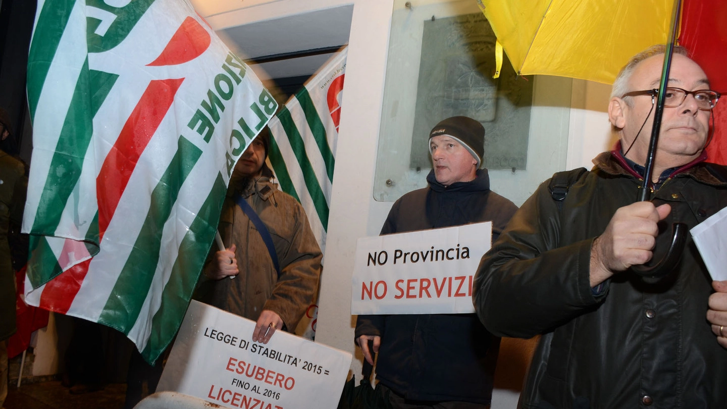 SIT IN Nel tardo pomeriggio di ieri i dipendenti della Provincia  di Lecco hanno protestato all’assemblea dei sindaci