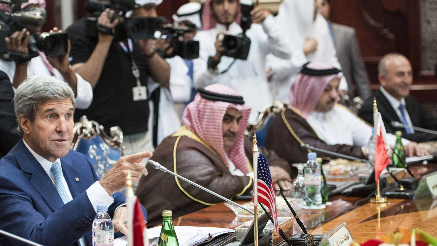 Il segretario di Stato Usa John Kerry con i vertici sauditi (Ap)