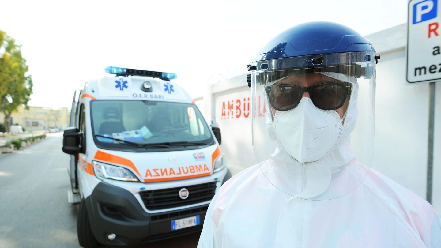 Ambulanza al policlinico di Bari (ImagoE)