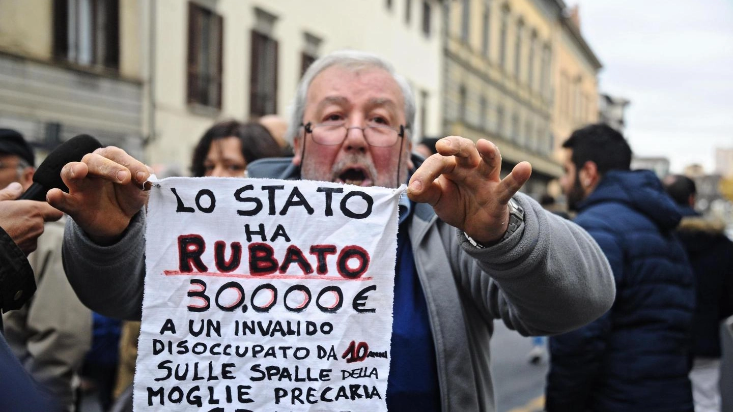 Firenze, protesta contro il Salva-banche alla Leopolda (Ansa)