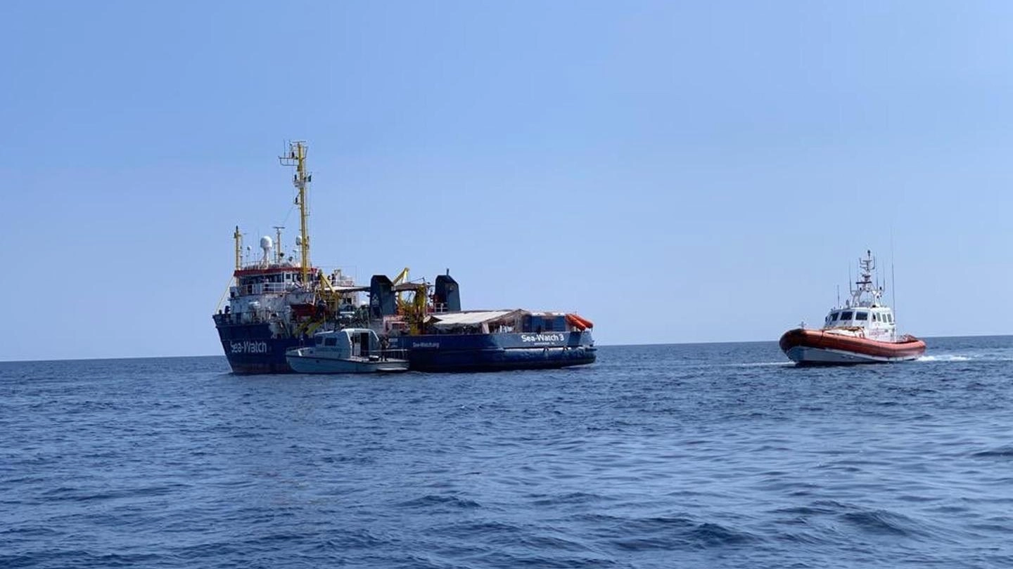 La Sea Watch 3 davanti a Lampedusa (Ansa)