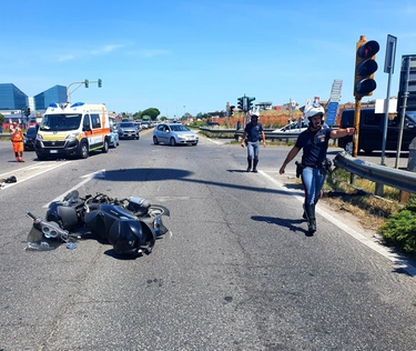 Napoli, incidente stradale: ragazza cade dallo scooter e muore