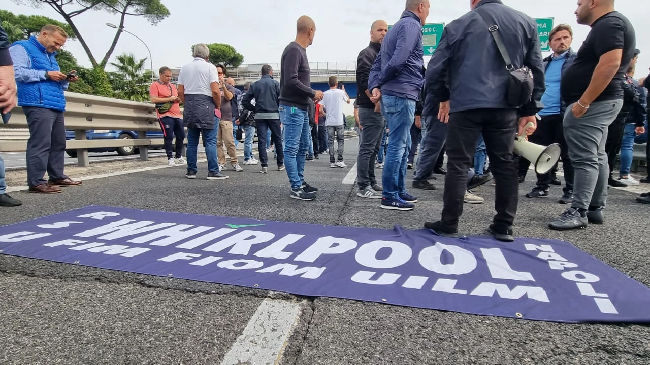 I lavoratori dell'ex Whirlpool di Napoli durante una delle tante manifestazioni di protesta