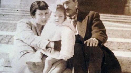 Una piccolissima Giuliana tra mamma Assunta e papà Giorgio