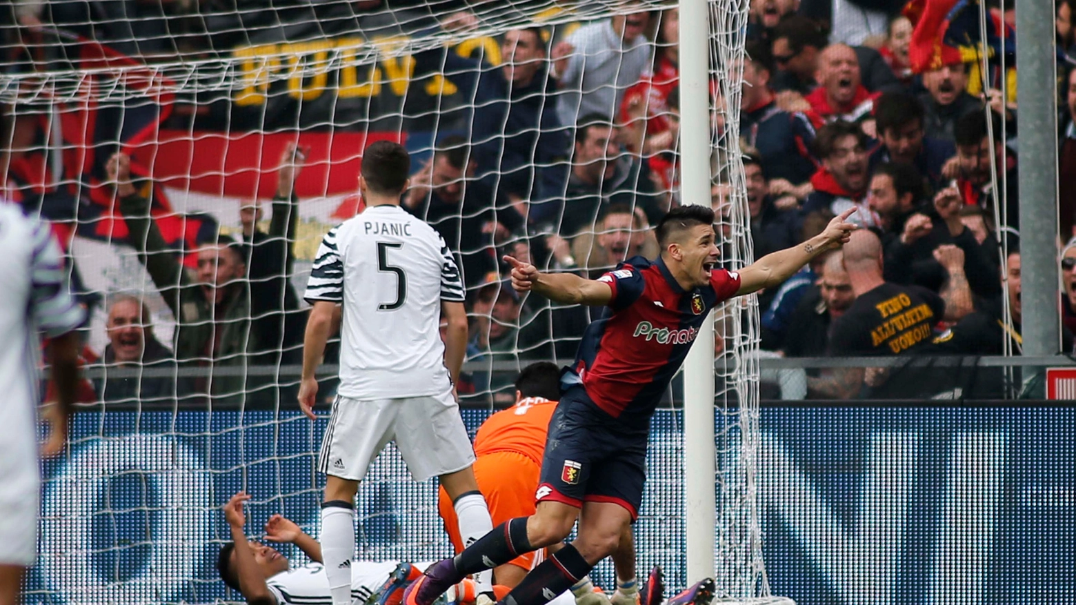 Giovanni Simeone esulta dopo il gol del 2-0, Juve in ginocchio (LaPresse)