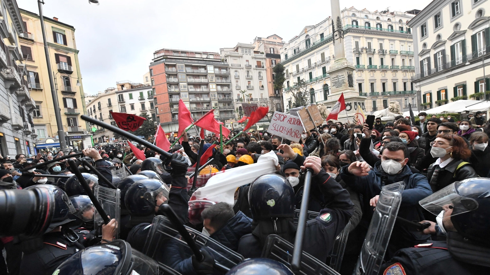 Manifestazione per Lorenzo Parelli: scontro tra studenti e forze di polizia a Napoli