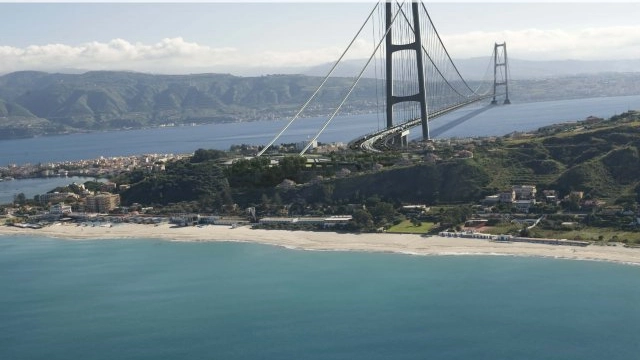 Un'elaborazione grafica del progetto definitivo del ponte sullo Stretto di Messina (Ansa)