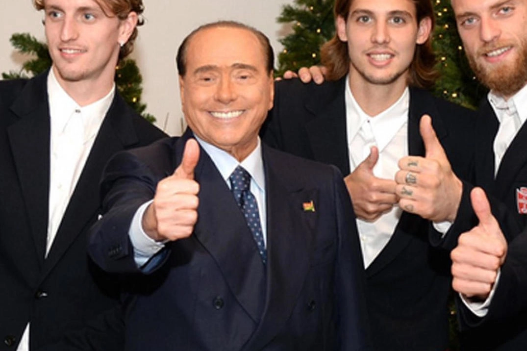 Silvio Berlusconi con i giocatori del Monza, di cui è presidente (Ansa)