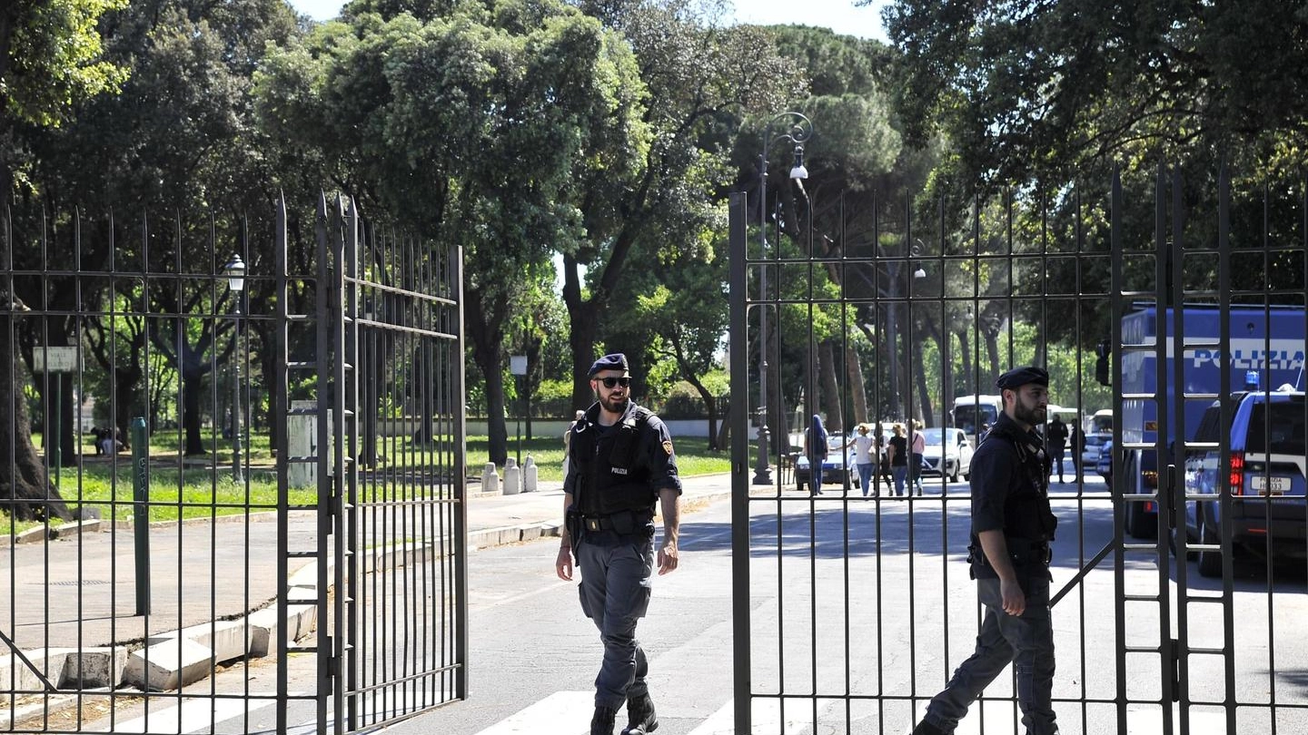 Forze dell'ordine presidiano l'ingresso del parco di Colle Oppio a Roma (Ansa)