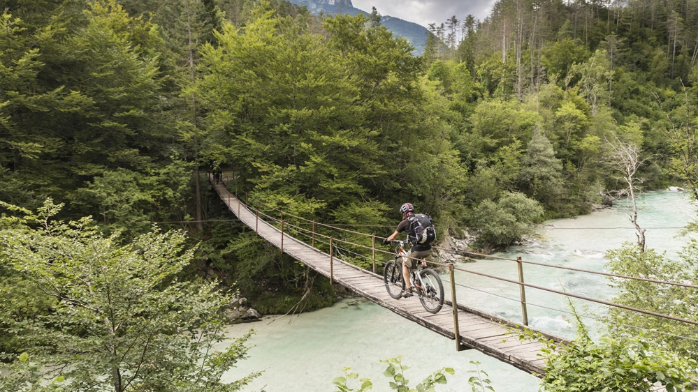La ciclovia Adriabike corre lungo il fiume Isonzo fino al mare