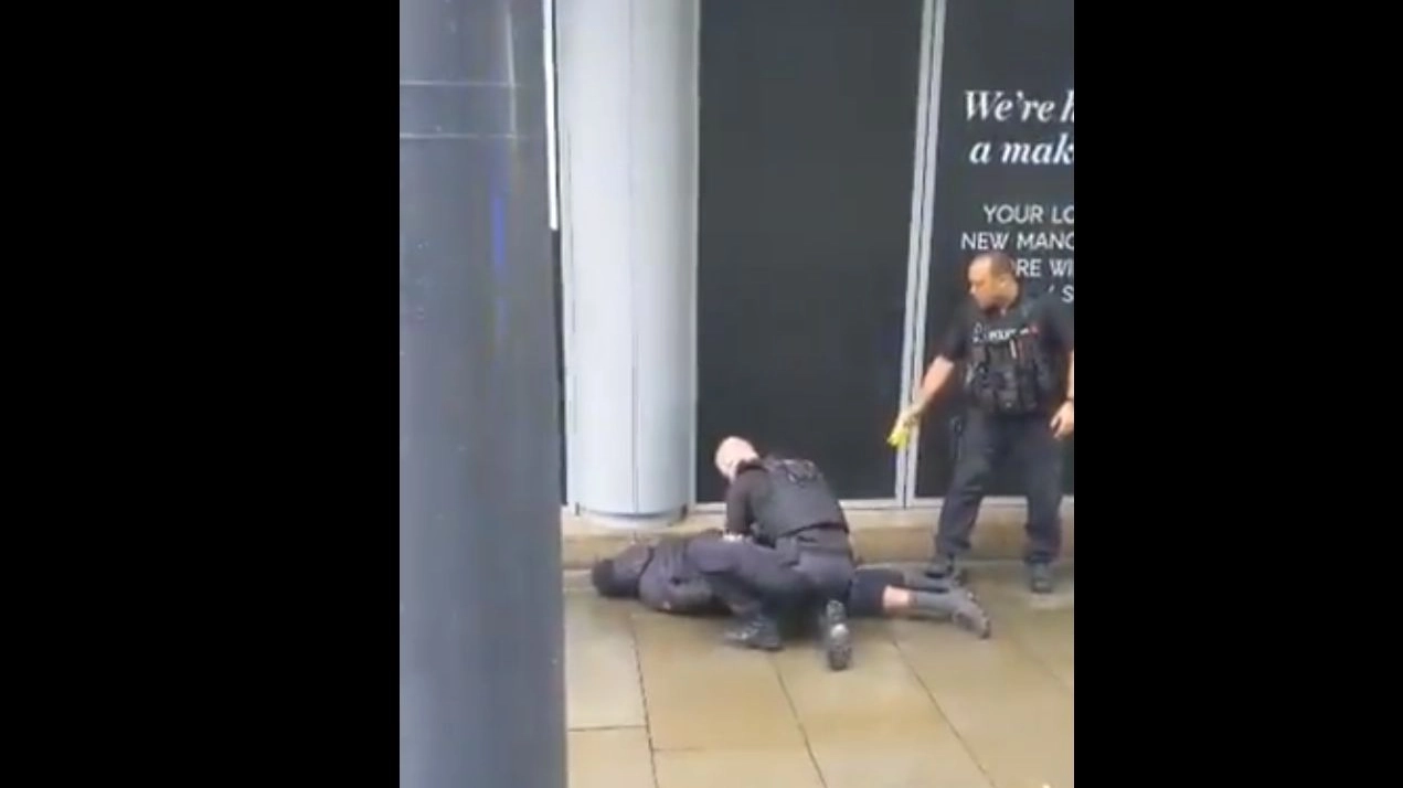 Manchester, la polizia ferma un sospetto dopo l'accoltellamento al centro commerciale