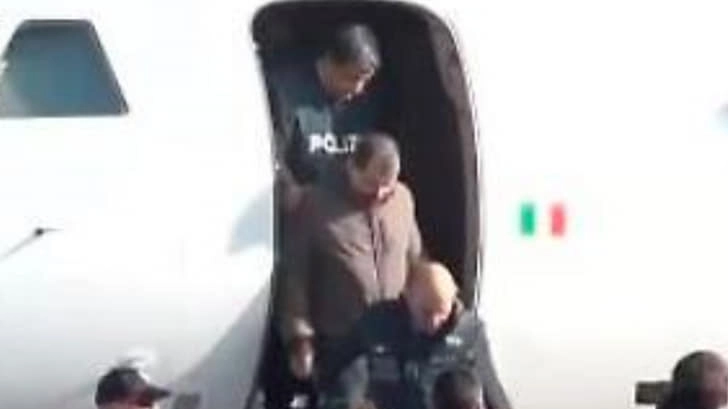 Cesare Battisti scende dall'aereo senza manette (LaPresse)