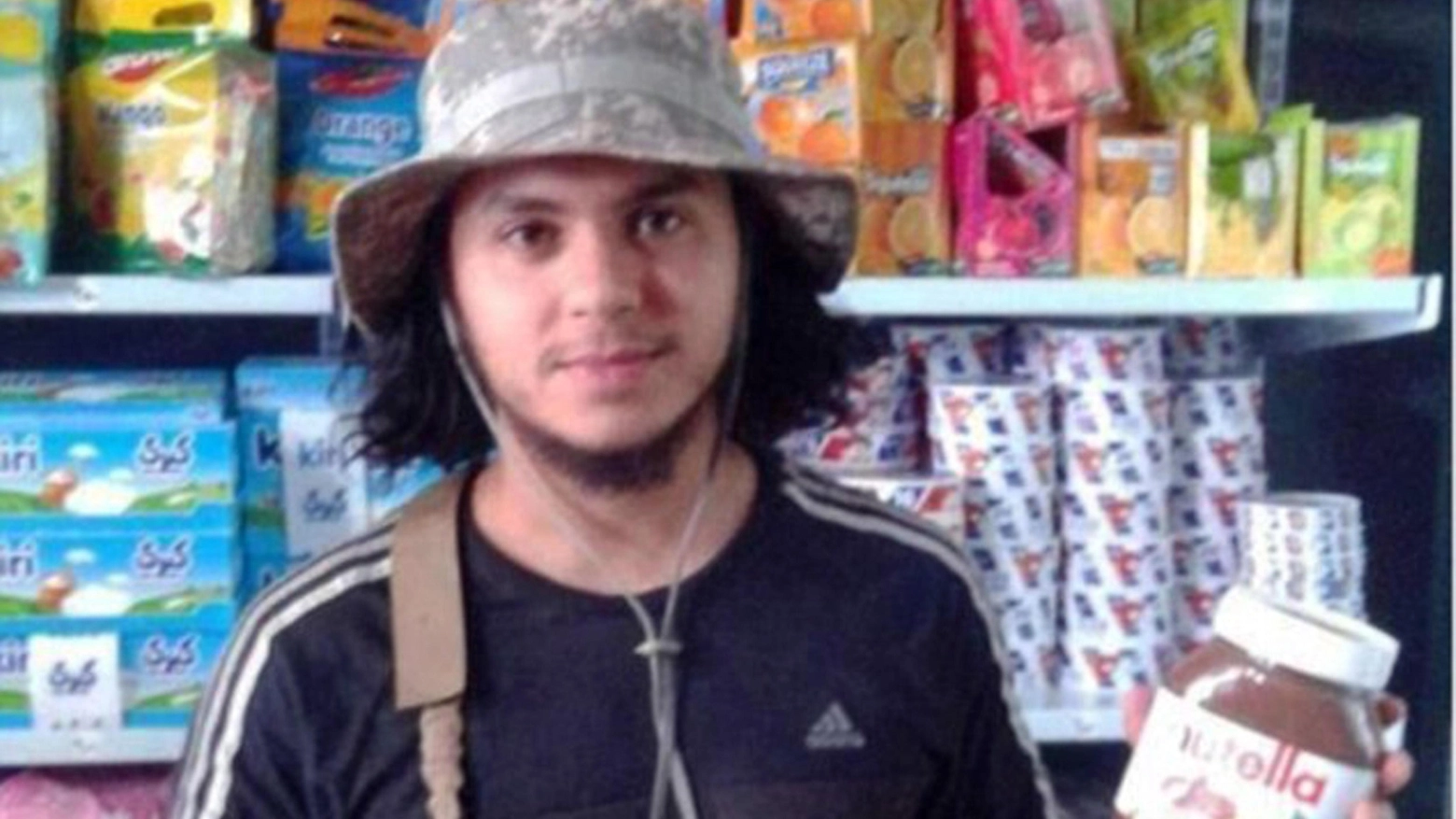 Un militante dell'Isis con un vasetto di Nutella in mano (Ansa)