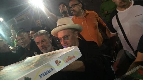 U2, Bono porta le pizze ai fan (Foto da Twitter)