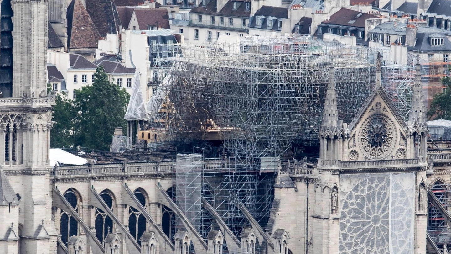 Notre Dame devastata dall'incendio ma le impalcature hanno resistito al fuoco (Ansa)