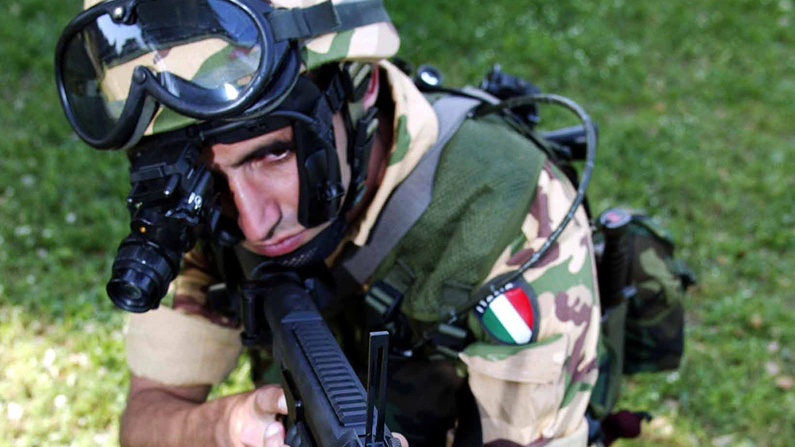 Un militare italiano in missione (Ansa)