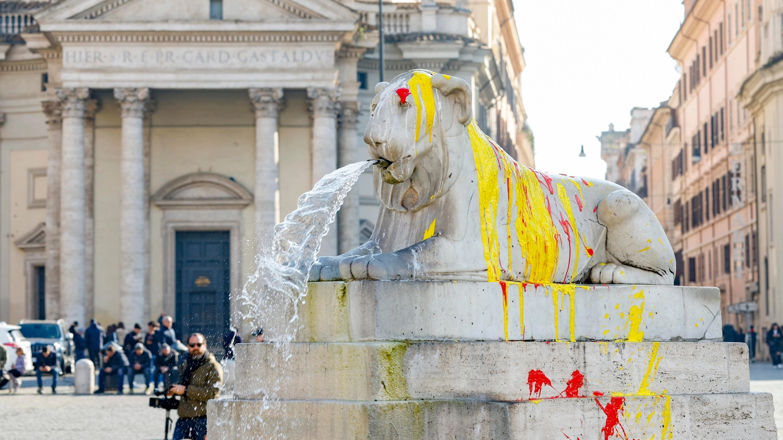 Imbrattata la fontana di Piazza del popolo a Roma