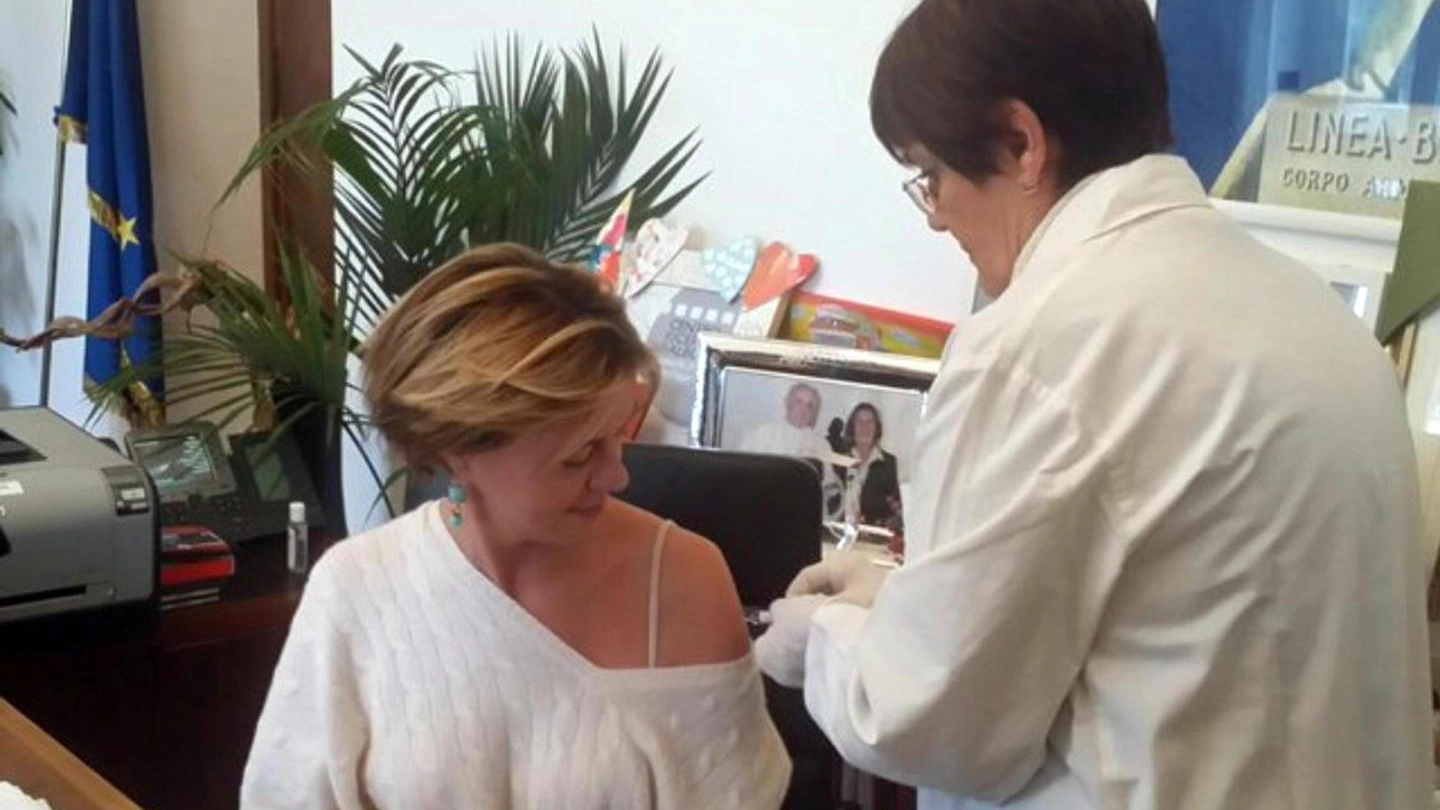 Il ministro della Salute Beatrice Lorenzin si sottopone al vaccino anti-influenzale (Ansa)
