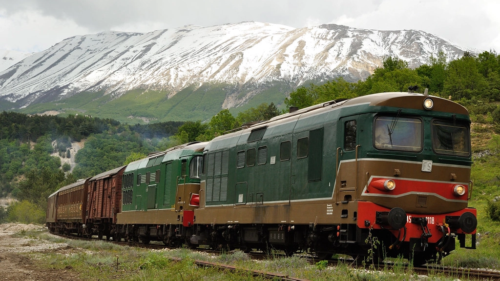 Un treno storico da Sulmona a Isernia, che ricalca il percorso inaugurato nel lontano 1897. Un viaggio di 128 chilometri attraverso un paesaggio che ricorda la steppa russa