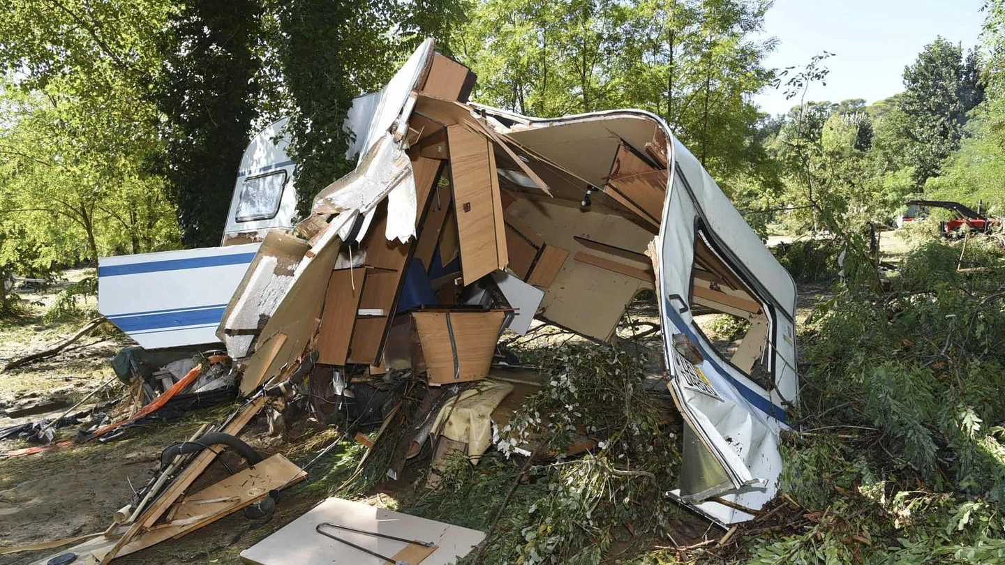 Un campeggio devastato dal maltempo nel Sud della Francia (Ansa)