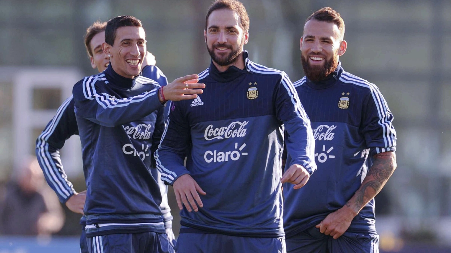 Higuain scherza con i compagni nel ritiro dell'Argentina