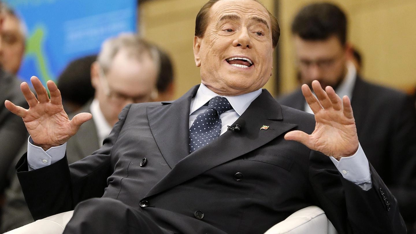 Silvio Berlusconi durante la manifestazione di Forza Italia contro la manovra (Ansa)