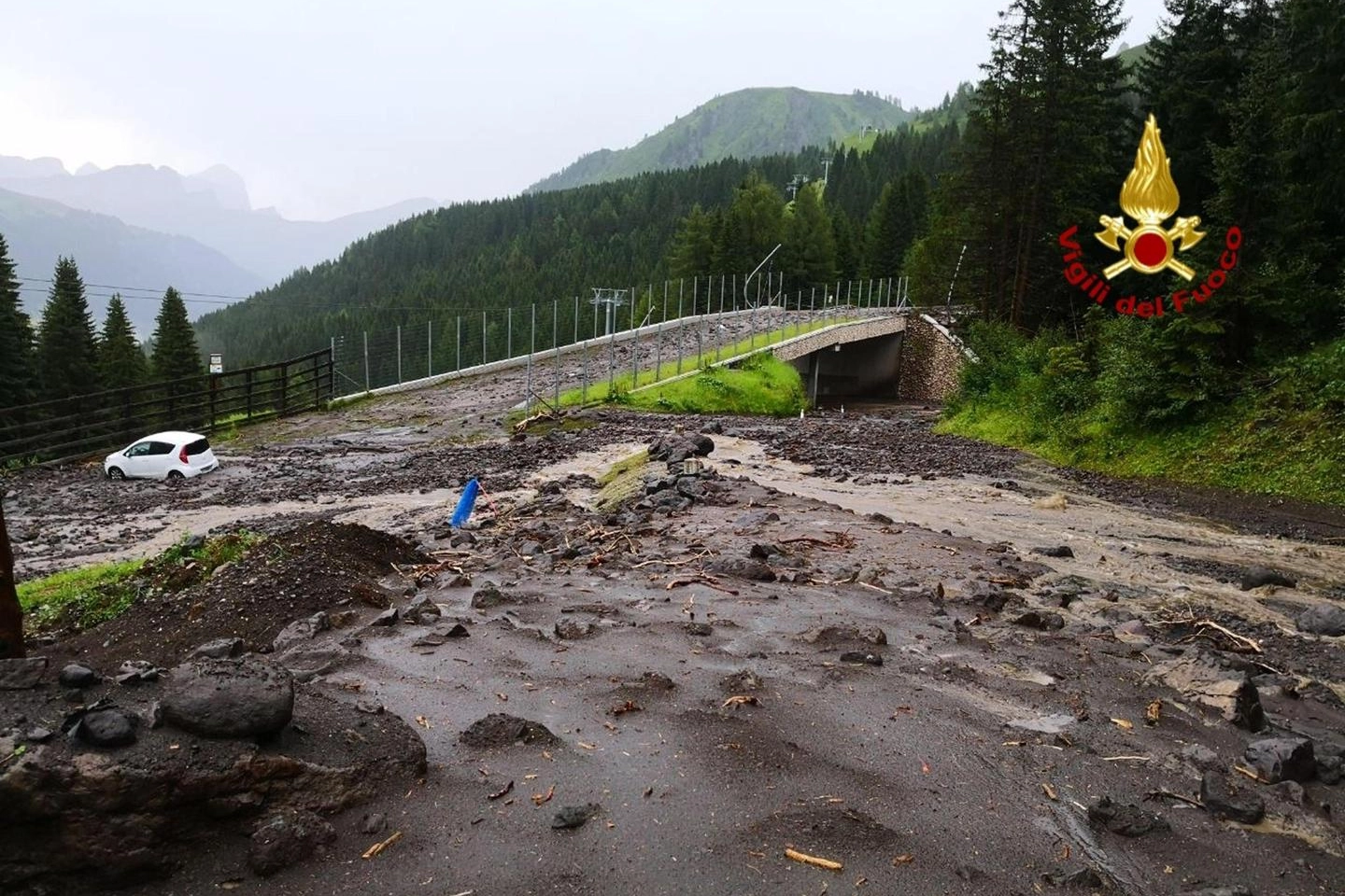Maltempo, i danni sul passo Pordoi (foto Ansa)