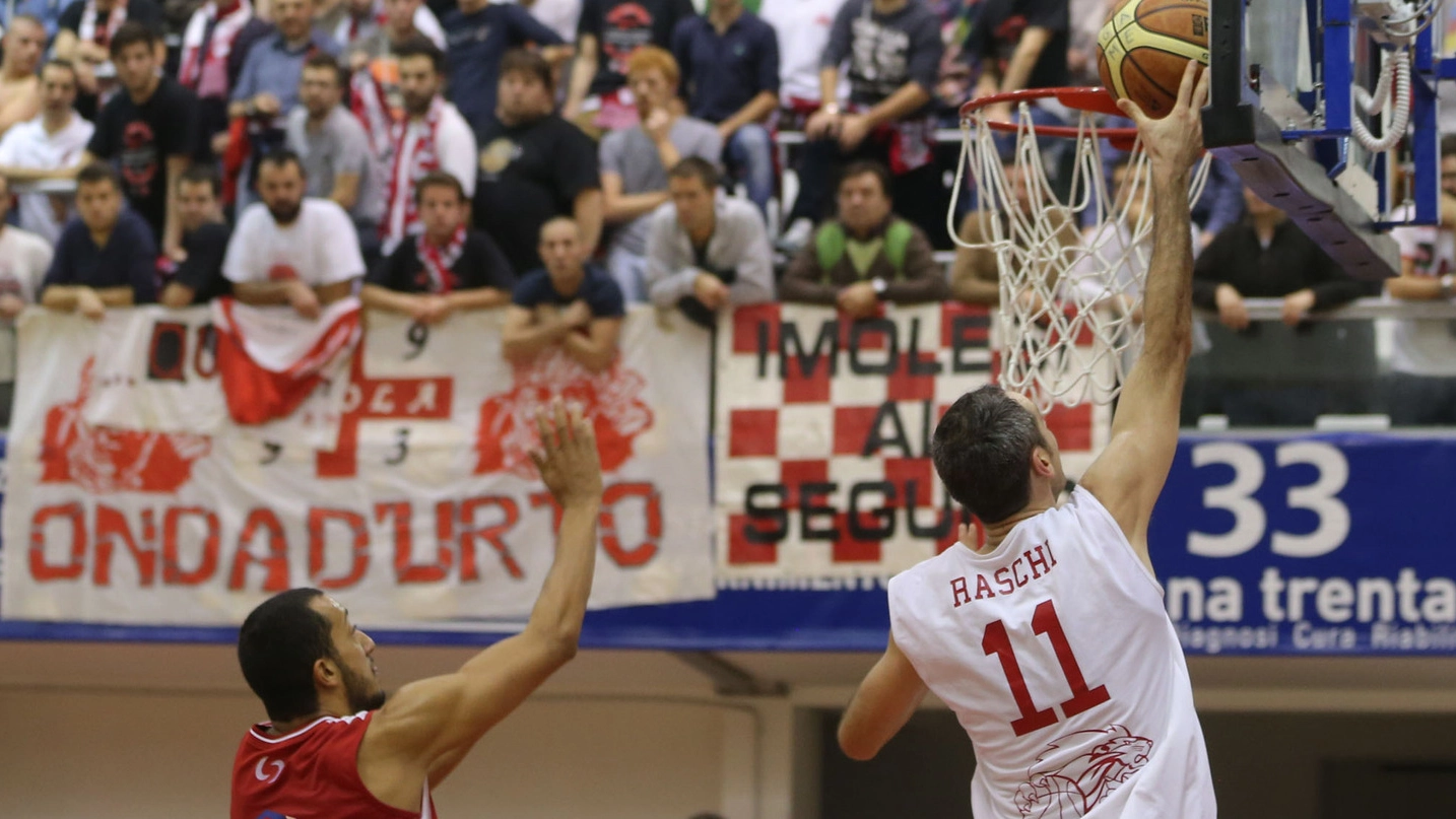 Vittoria per l’Acmar Ravenna contro Imola nel derby romagnolo di basket A2 (Foto Zani) 