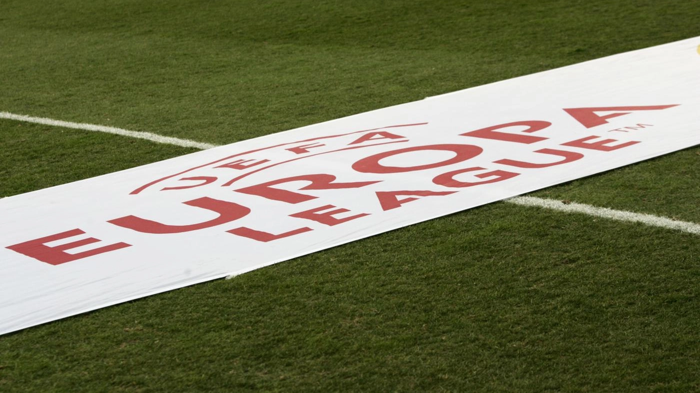 Uno striscione con il logo dell'Europa League