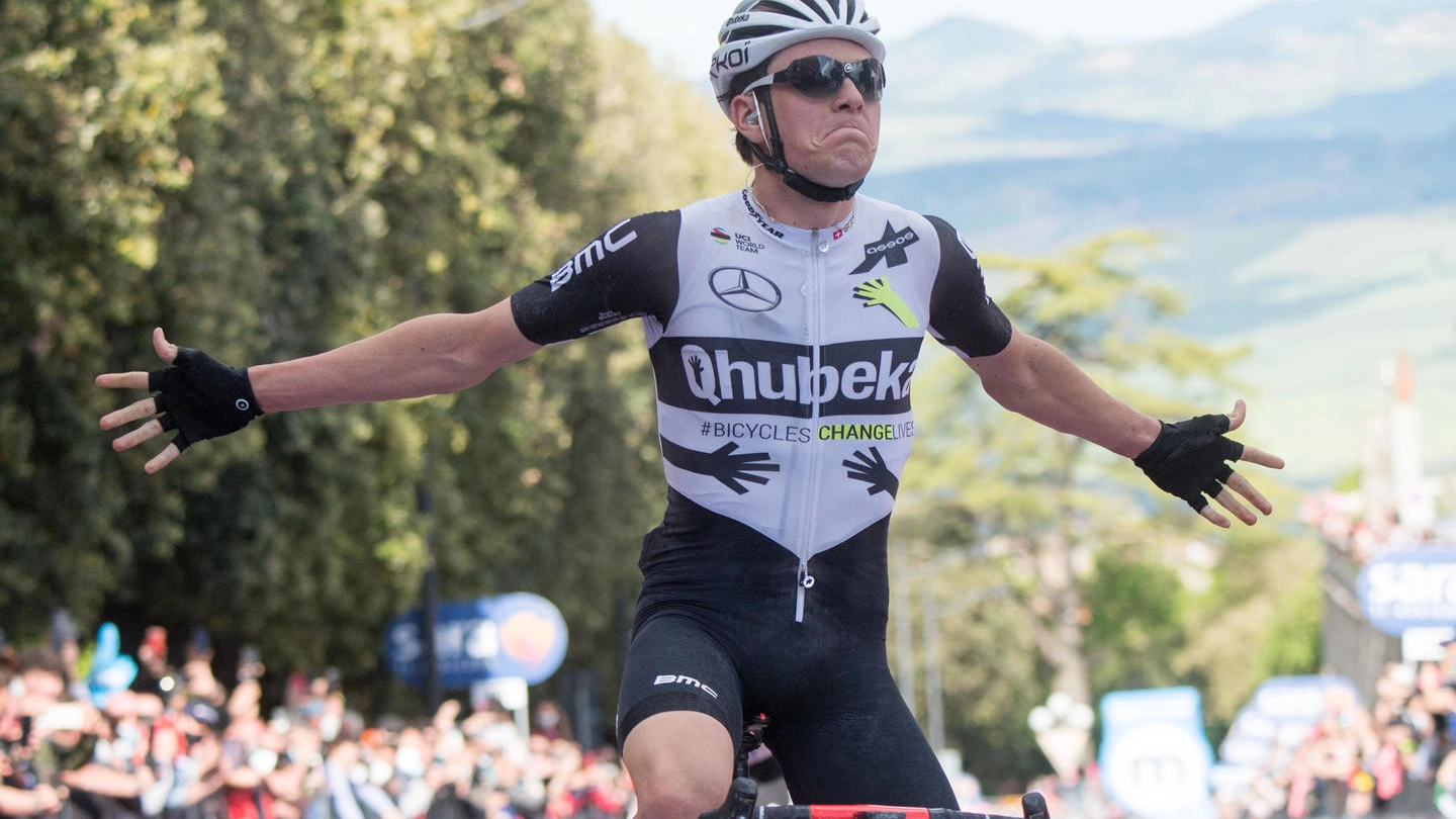 Giro d'Italia 2021: Mauro Schmid festeggia la vittoria sul traguardo della tappa 11 (Ansa)