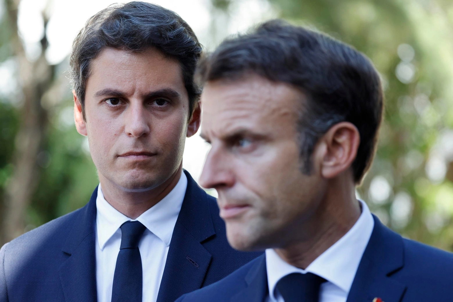 Il presidente francese Emmanuel Macron, dietro di lui il nuovo premier Gabriel Attal (Ansa)