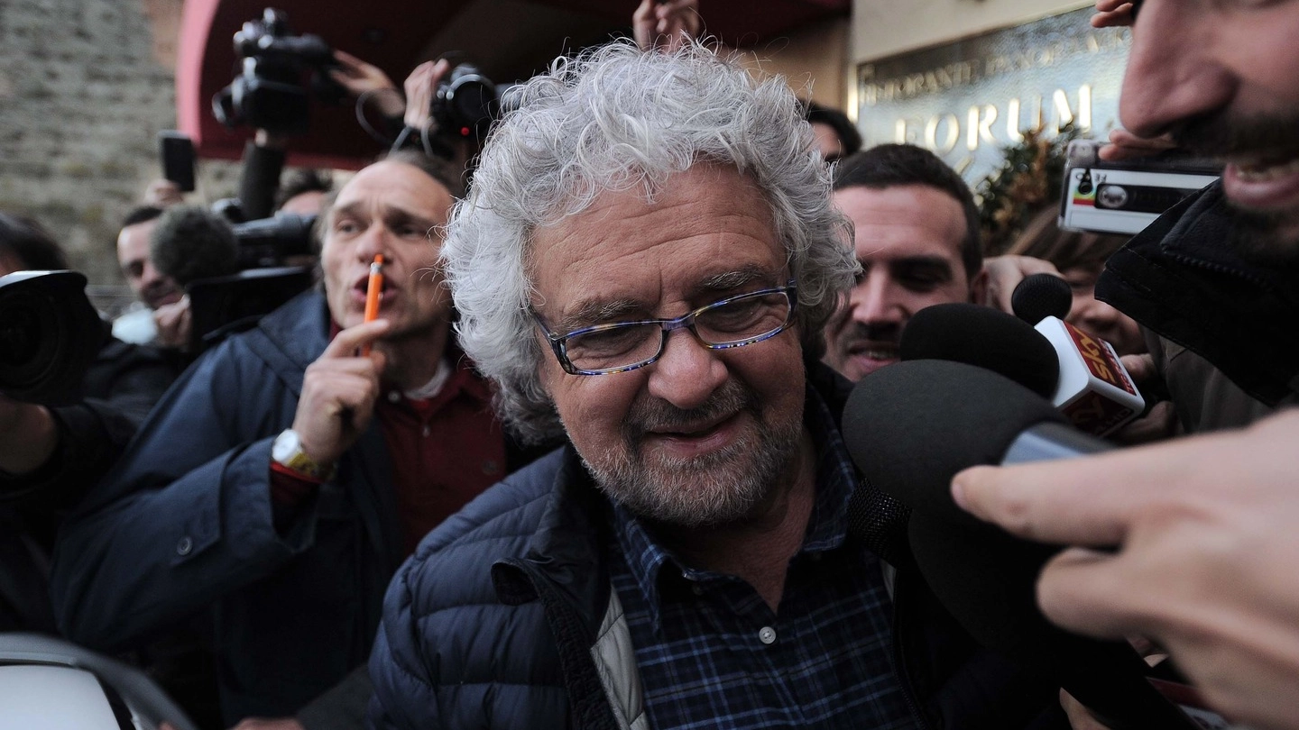 Beppe Grillo assediato dai giornalisti (LaPresse)