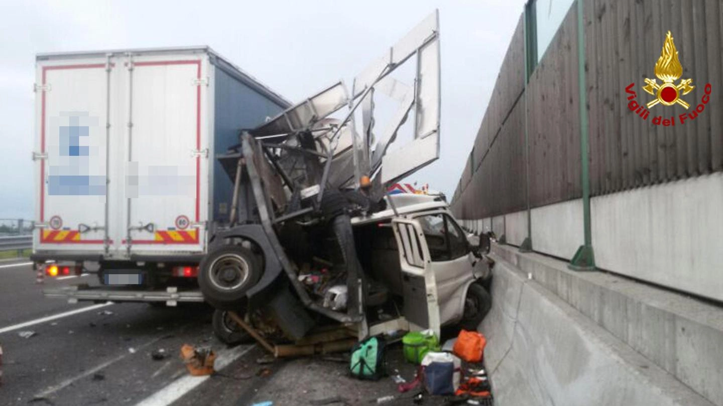 Camion travolge operai su Passante  Mestre, due morti