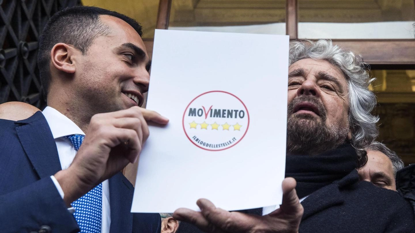 Beppe Grillo e Luigi Di Maio presentano il nuovo simbolo M5S (Ansa)