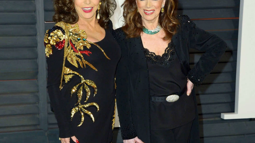 Jackie Collins (a destra) con la sorella Joan (Olycom)