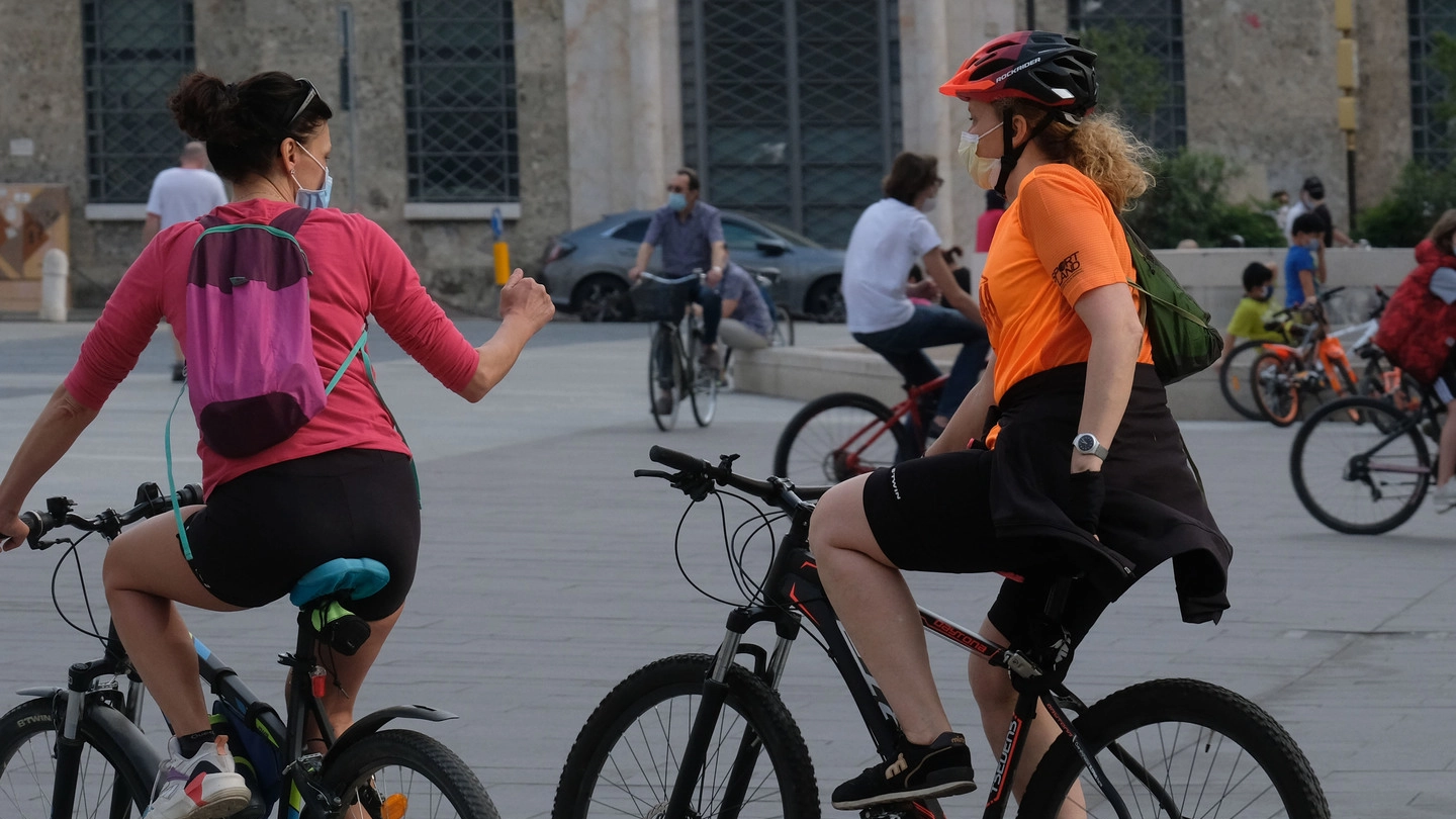 Gente in bicicletta a Brescia (Ansa)