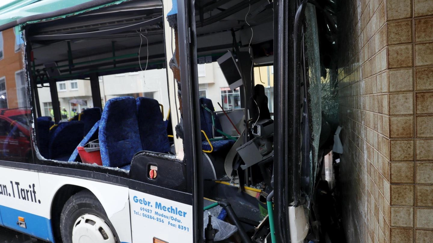 Germania, l'interno dello scuolabus dopo l'incidente (Ansa)