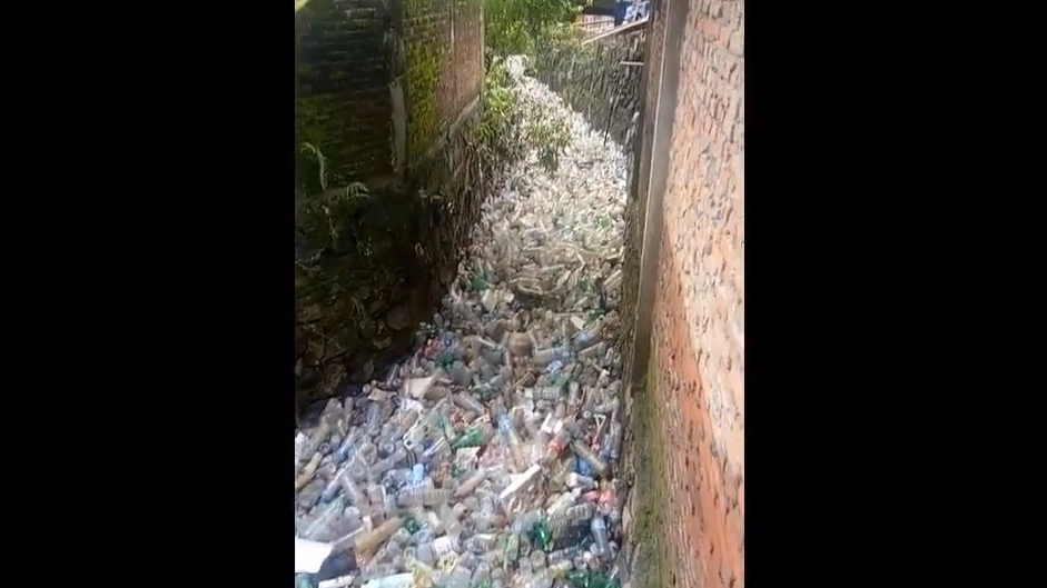 Un fiume di plastica a Manado City, Indonesia (da Facebook)