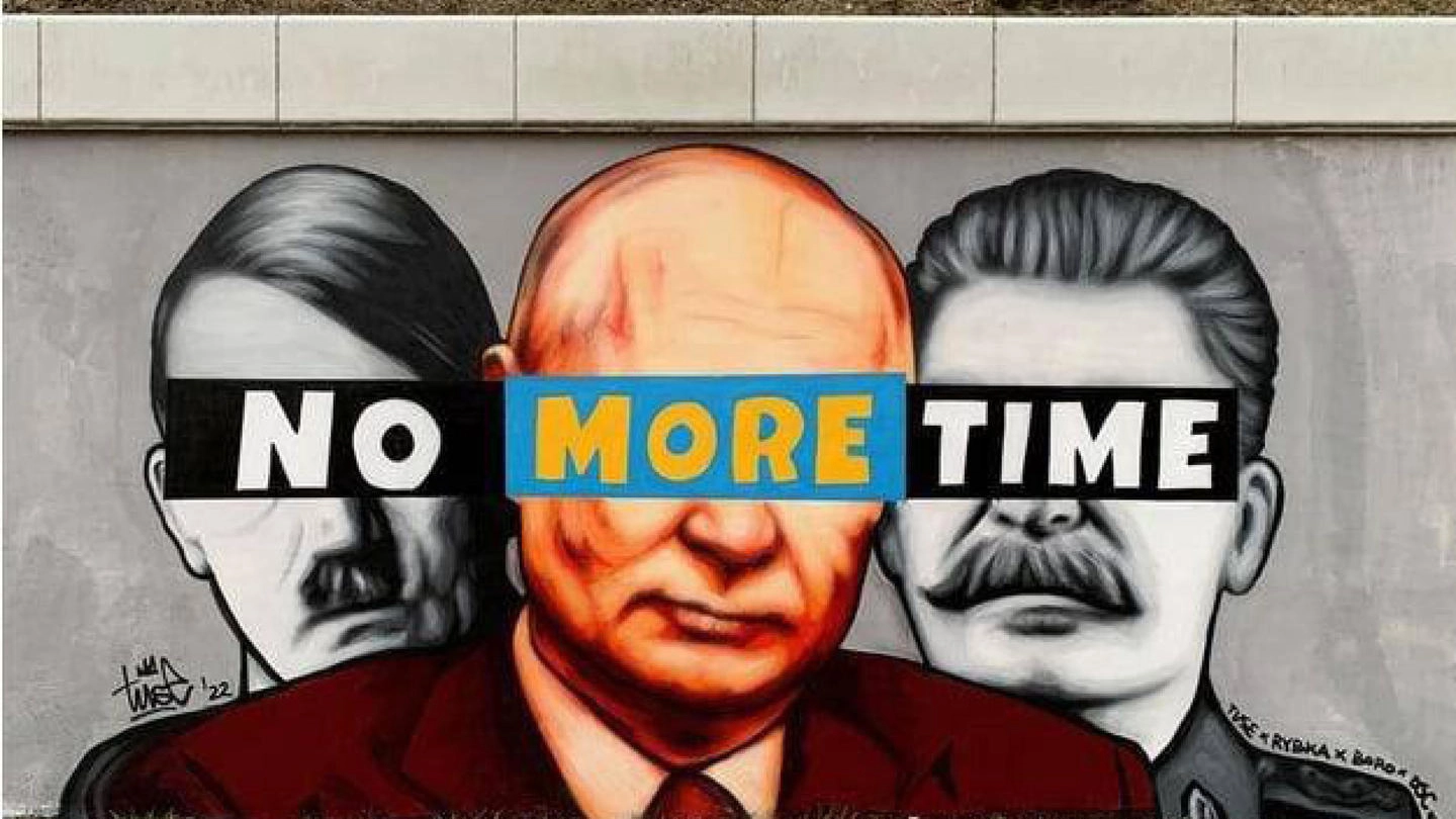 Un murale apparso a Danzica raffigurante Putin tra Hitler e Stalin (Ansa)