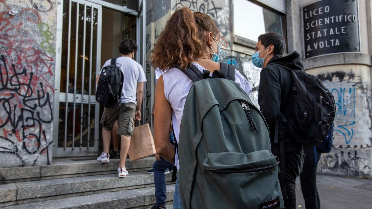 Gli studenti del liceo Volta di Milano ritornano a scuola (ImagoE)