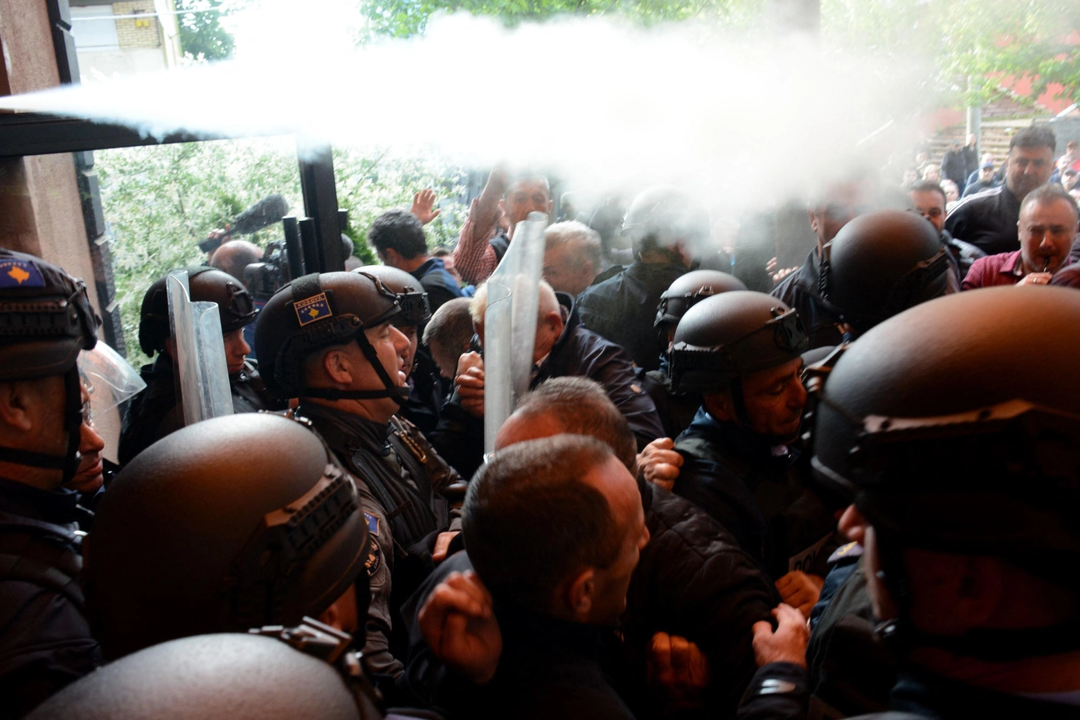 Gli scontri fra i militari Kfor e manifestanti serbi a Zvecan