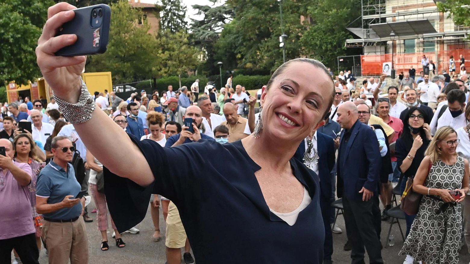 Giorgia Meloni, 44 anni, leader di Fratelli d’Italia, scatta un selfie a Bologna