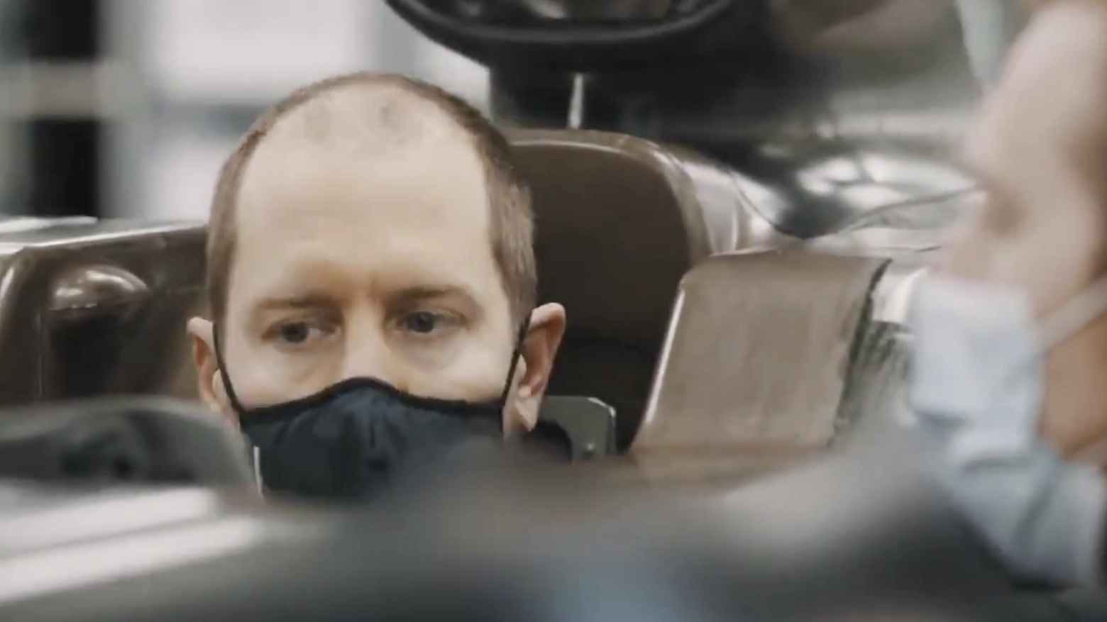Sebastian Vettel nel video postato sui social dall'Aston Martin