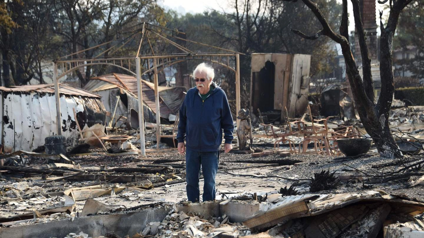 Incendi in California: Phil Rush contempla i resti fumanti della sua casa (Afp)