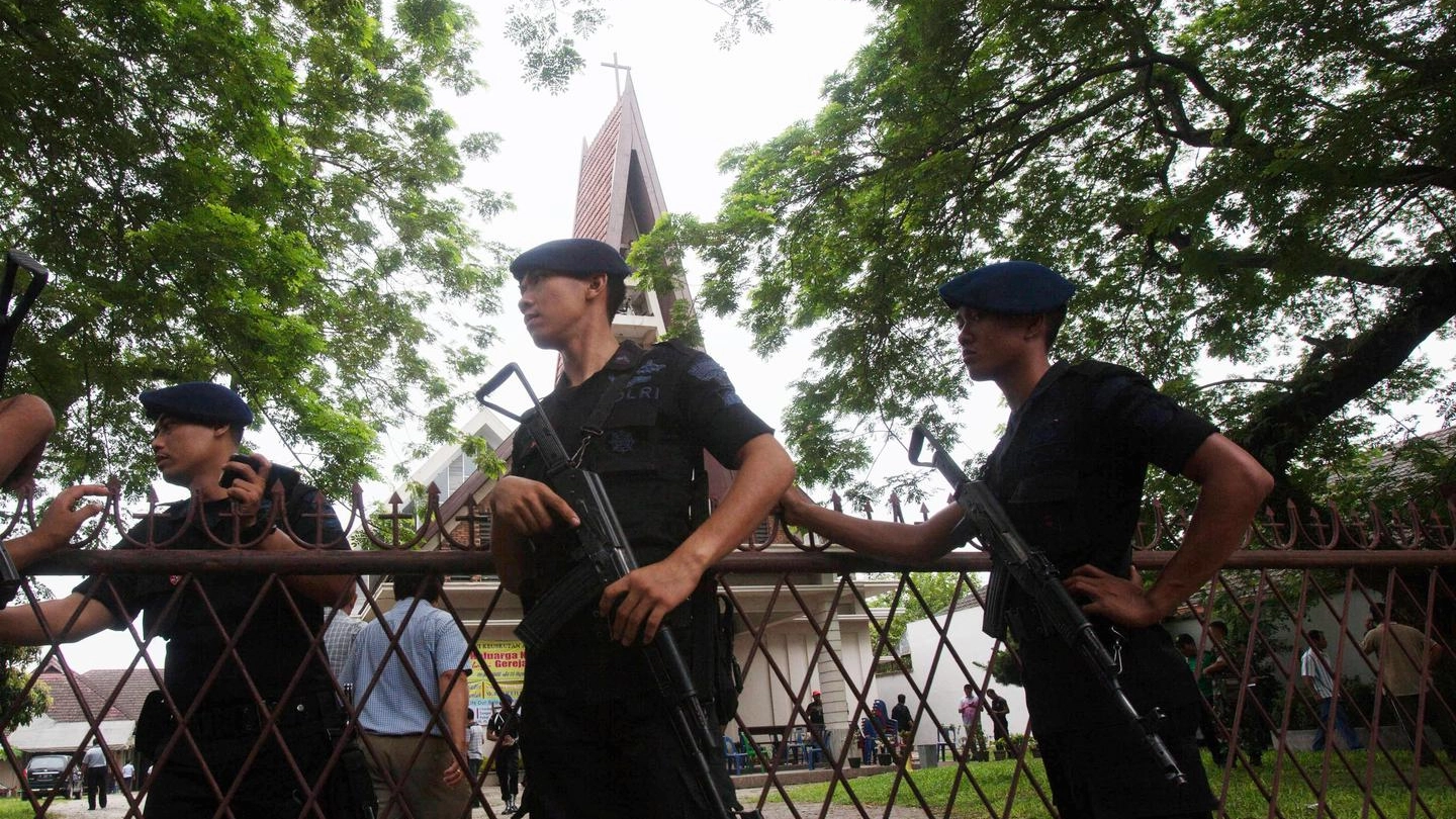 Indonesia, polizia davanti alla chiesa attaccata da un sospetto militante Isis (Ansa)