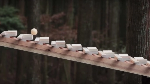 Un frame del video che pubblicizza il telefonino in legno (YouTube)