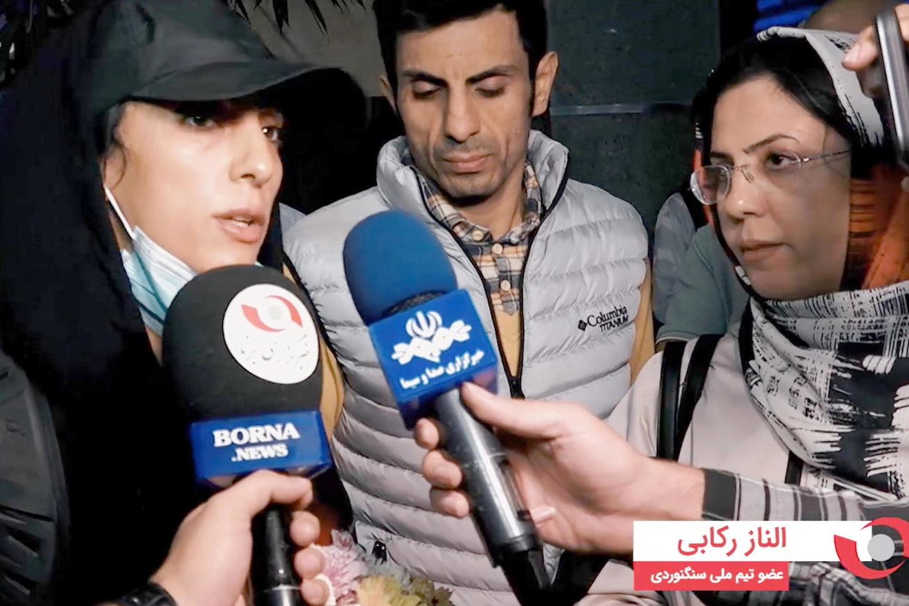 Elnaz Rekabi intervistata all'arrivo all'aeroporto di Teheran (Ansa)