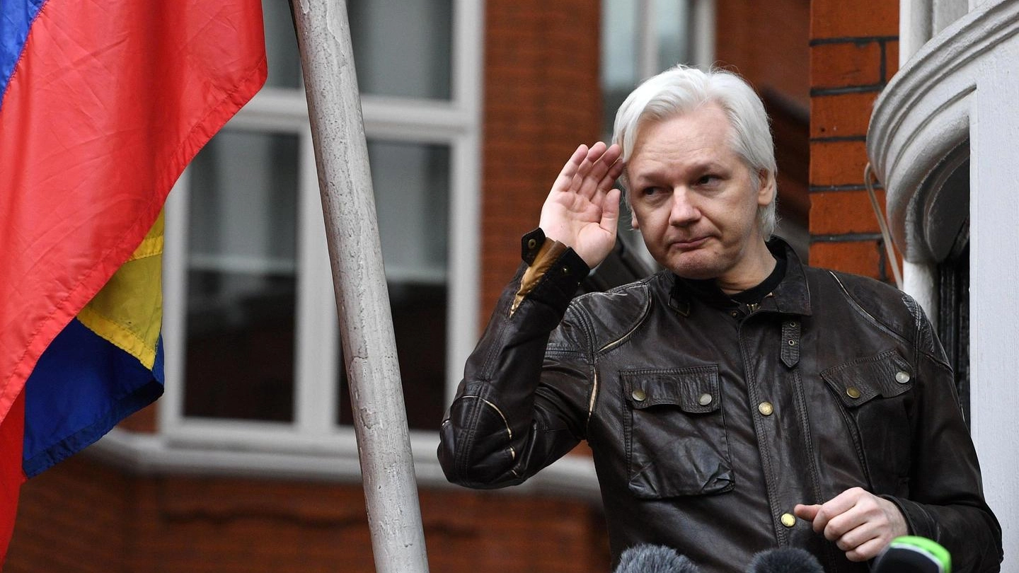 Julian Assange sul balcone dell'ambasciata equadoregna a Londra (Ansa)