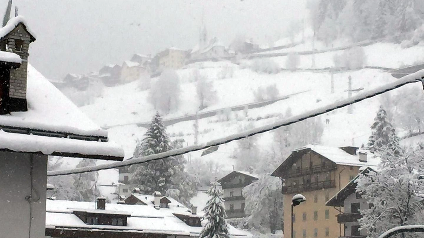 Neve sulle Dolomiti bellunesi: effetto natalizio a maggio (Ansa)
