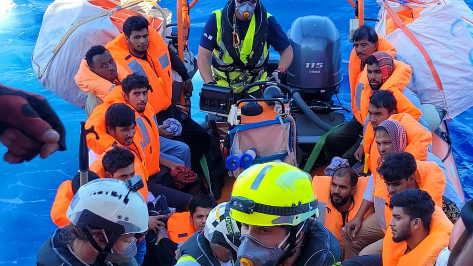 Il salvataggio di 39 migranti da parte Ocean Viking, nave dell’ong. Sos Mediterranee, in a